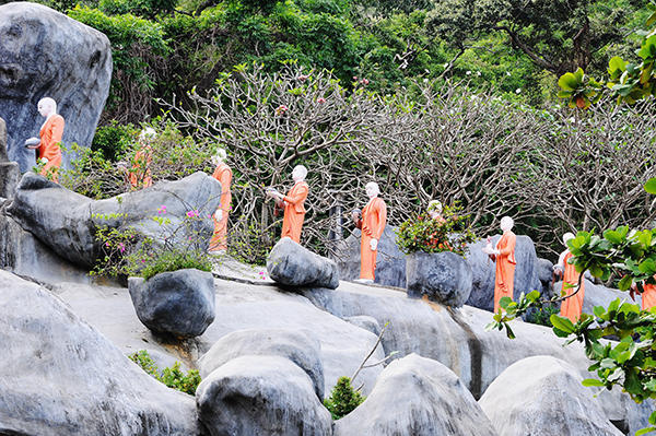 Pilgrim monks statues to the Buddha