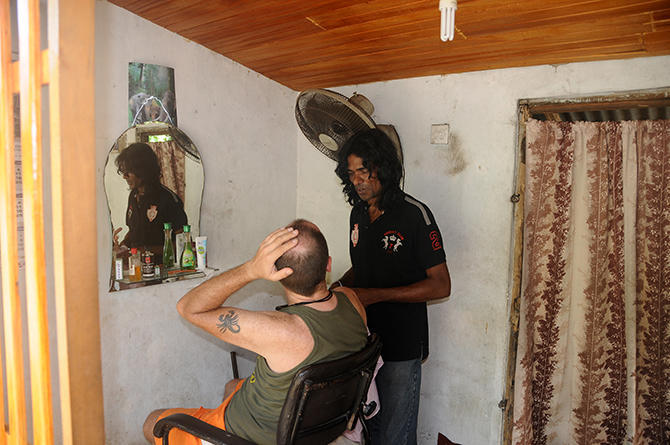 Sri lankan hair stylist-discussing the cut