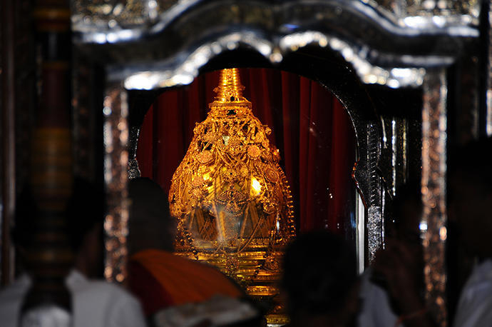 The golden casket - the tooth of Buddha is kept inside