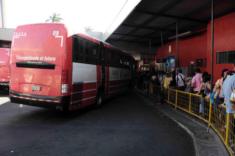 Queueing up for the bus back to Alajuela