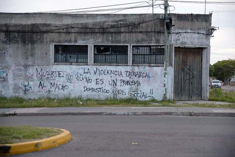 Cool graffiti "dead to the machos-the violence patriarchal is not a domestic problem it´s a social one"