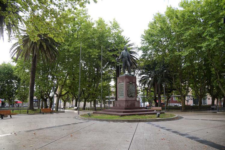 The typical statue in the center of the square