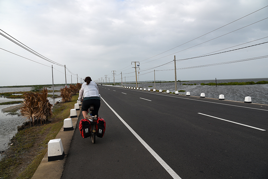 Riding between the ocean and the lagoon