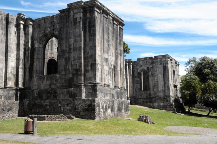 The ruins of the Santiago Apóstol church in Cartago's central park, known as "Plaza Mayor".