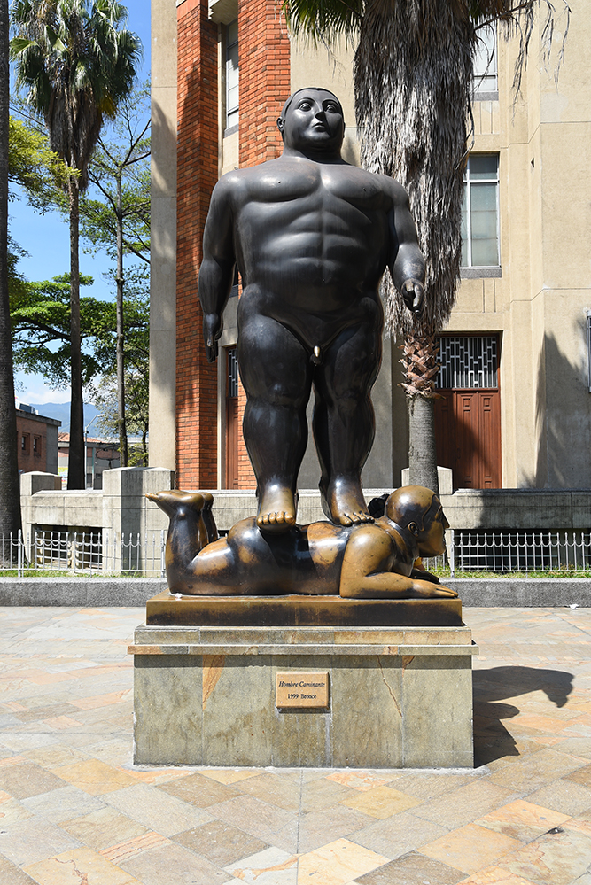 Botero statue "Hombre caminante"